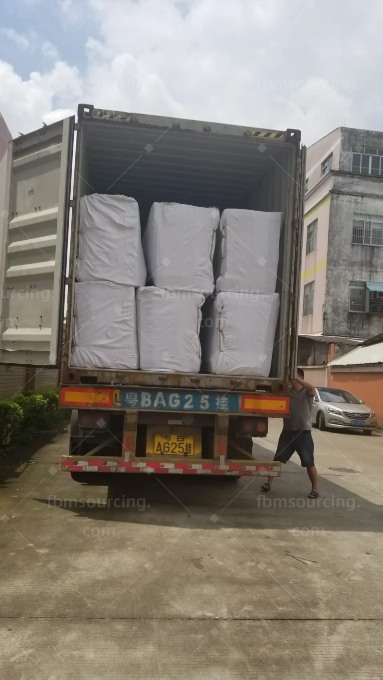 Packed sofa and furniture loading into 40HQ container in China