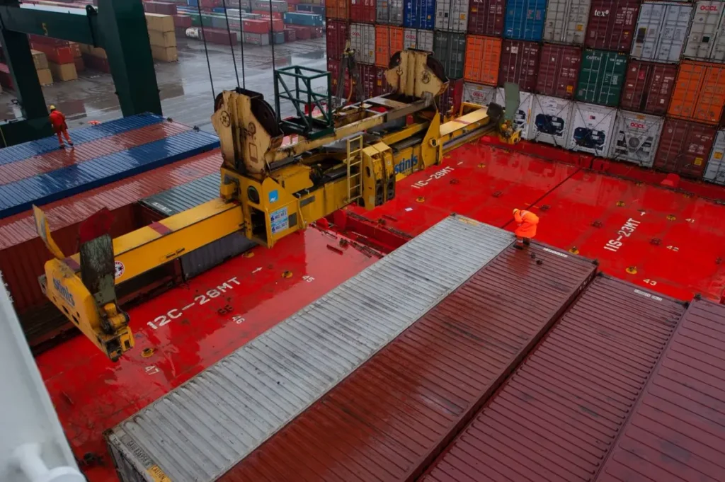 40ft container loading with crane spreader for commercial project cargo
