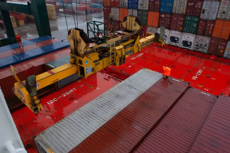 40ft container loading with crane spreader for commercial project cargo