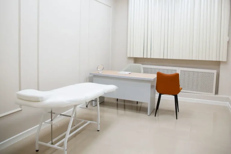 Outpatient clinic consulting room — medical clinic fit-out procurement from China
