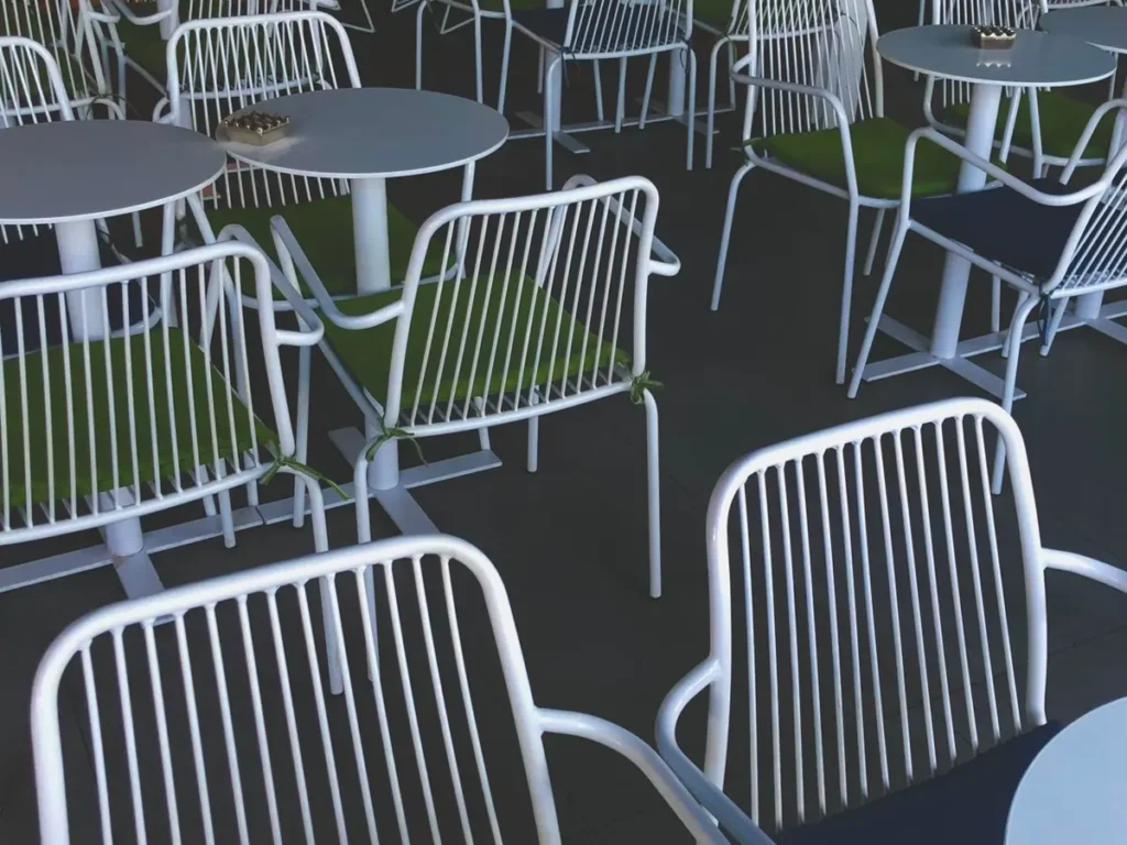 White metal wire chairs for cafe and restaurant - metal chair sourcing from China