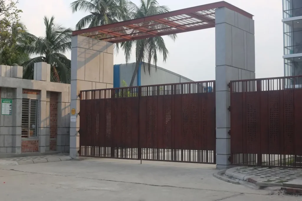 Metal gates sourcing from China – automated entrance gate at a commercial building