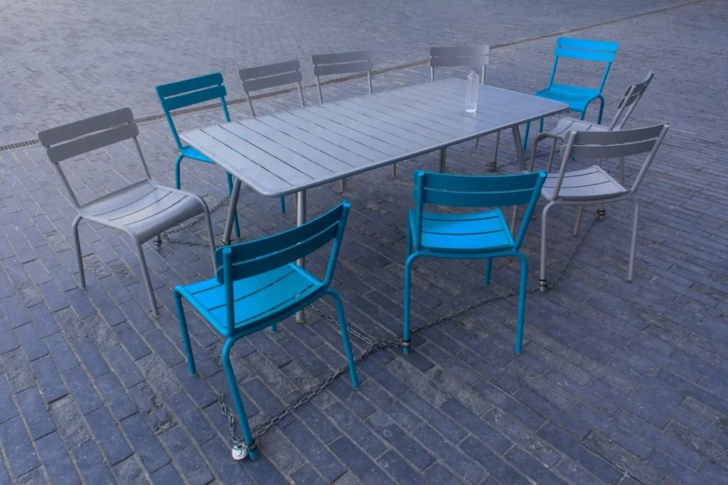 Powder-coated metal table and chairs - metal table sourcing from China