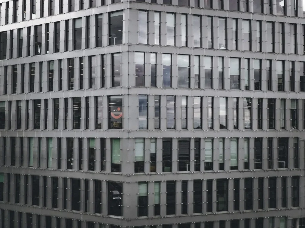 NFRC ratings and U-factor: grid of aluminium-framed windows on a US commercial building facade