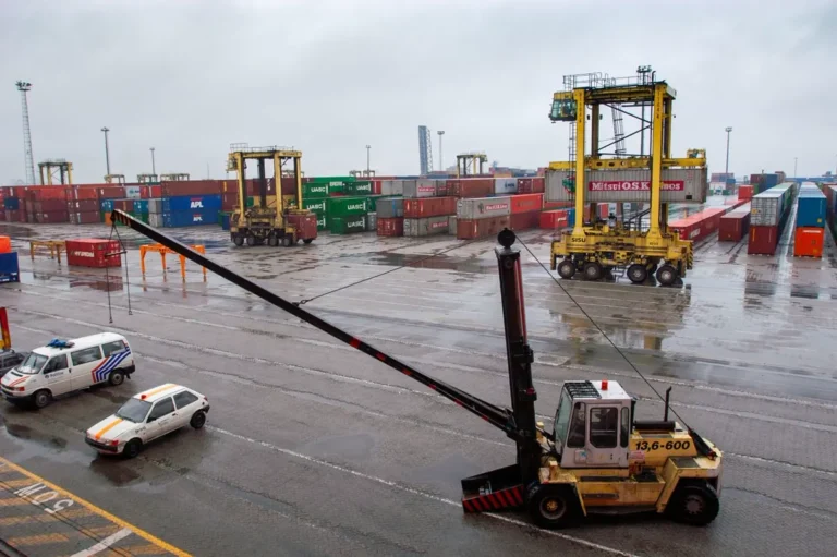 Reach stacker and straddle carrier handling containers in a port yard, illustrating oversized shipping from China by flat rack, open top and breakbulk