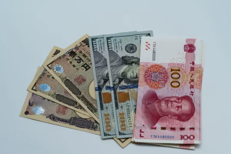 USD, RMB and yen banknotes representing exchange rate exposure on a China project order for a building materials sourcing agent