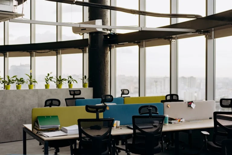 Office workstation manufacturer China: open-plan benching workstations with screen dividers in a commercial office