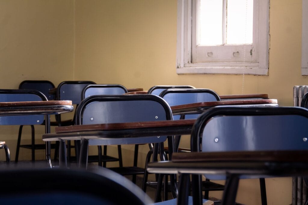 Classroom with steel frame chairs and wooden desks, illustrating steel vs wood frame furniture for school projects