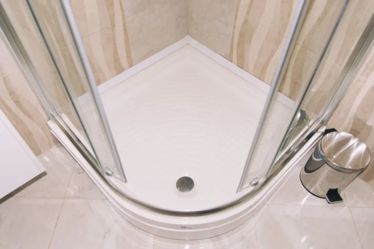 Corner shower with a white shower tray