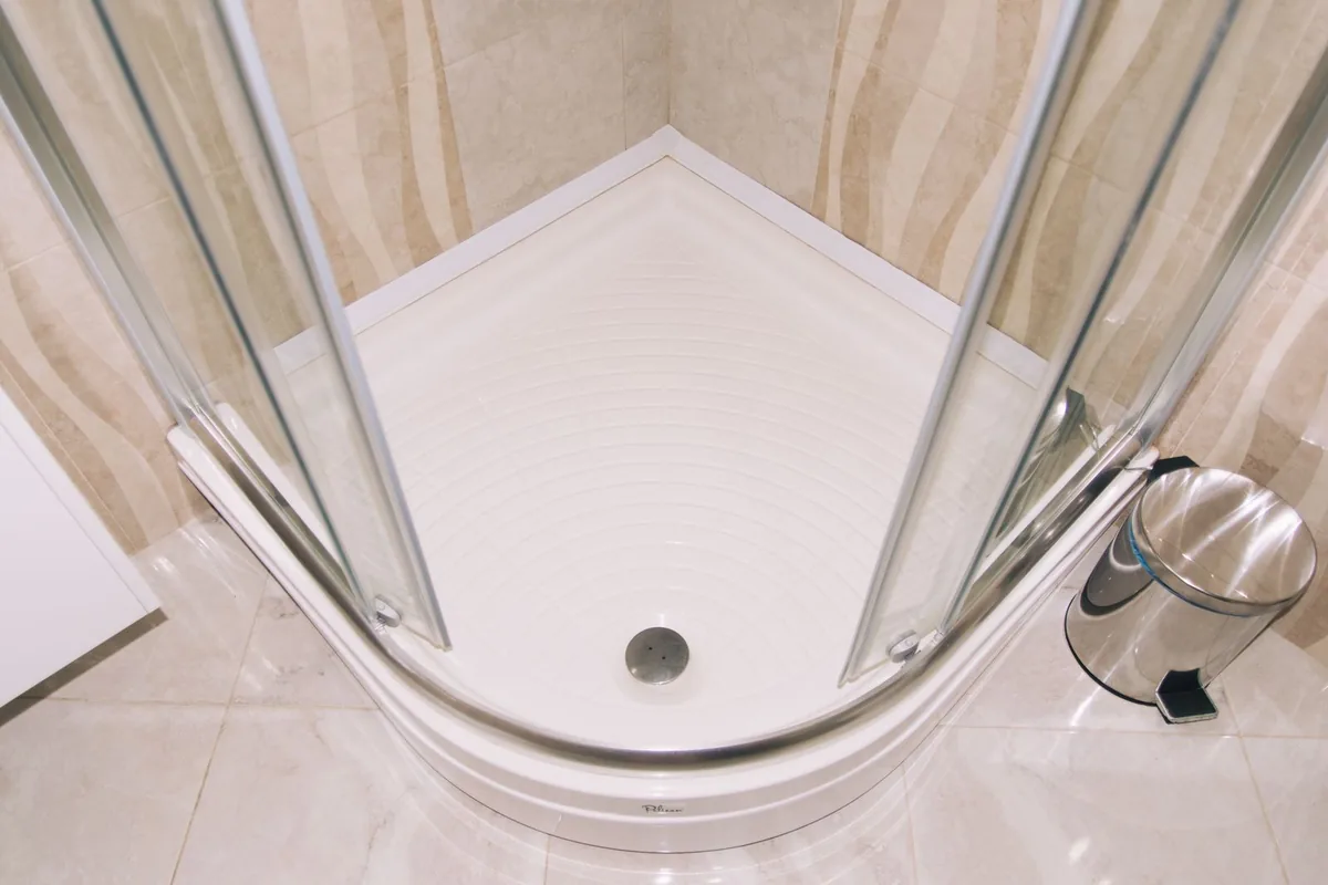 Corner shower with a white shower tray