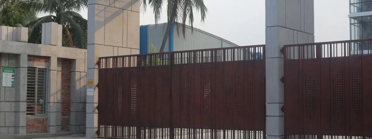 Metal gates sourcing from China – automated entrance gate at a commercial building