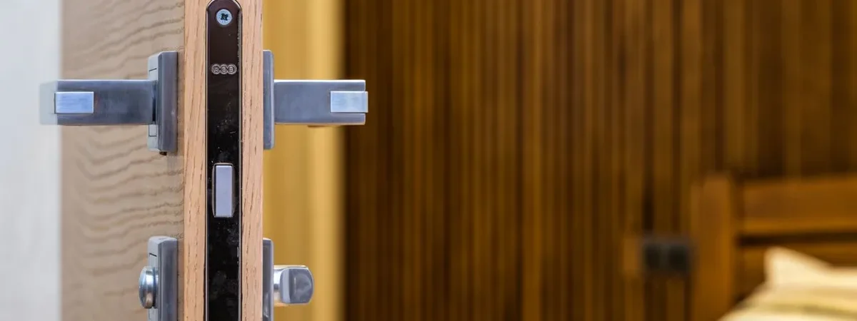 Smart locks sourcing from China – electronic mortise lock on a hotel room door